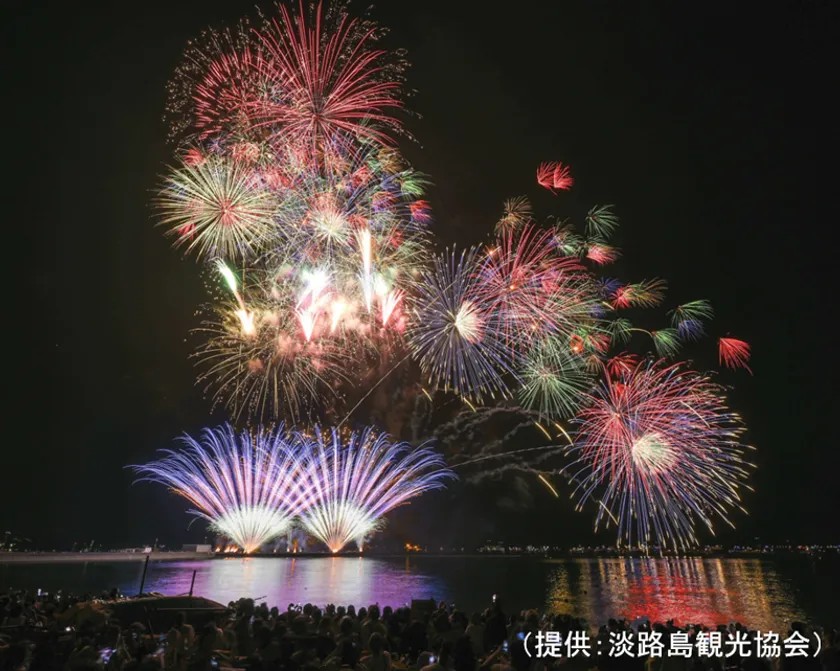 夜空の花火と海面に映る光(提供:淡路島観光協会)