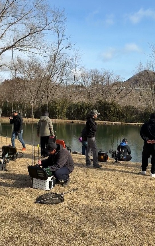 秋保フィッシングエリアの池の岸辺