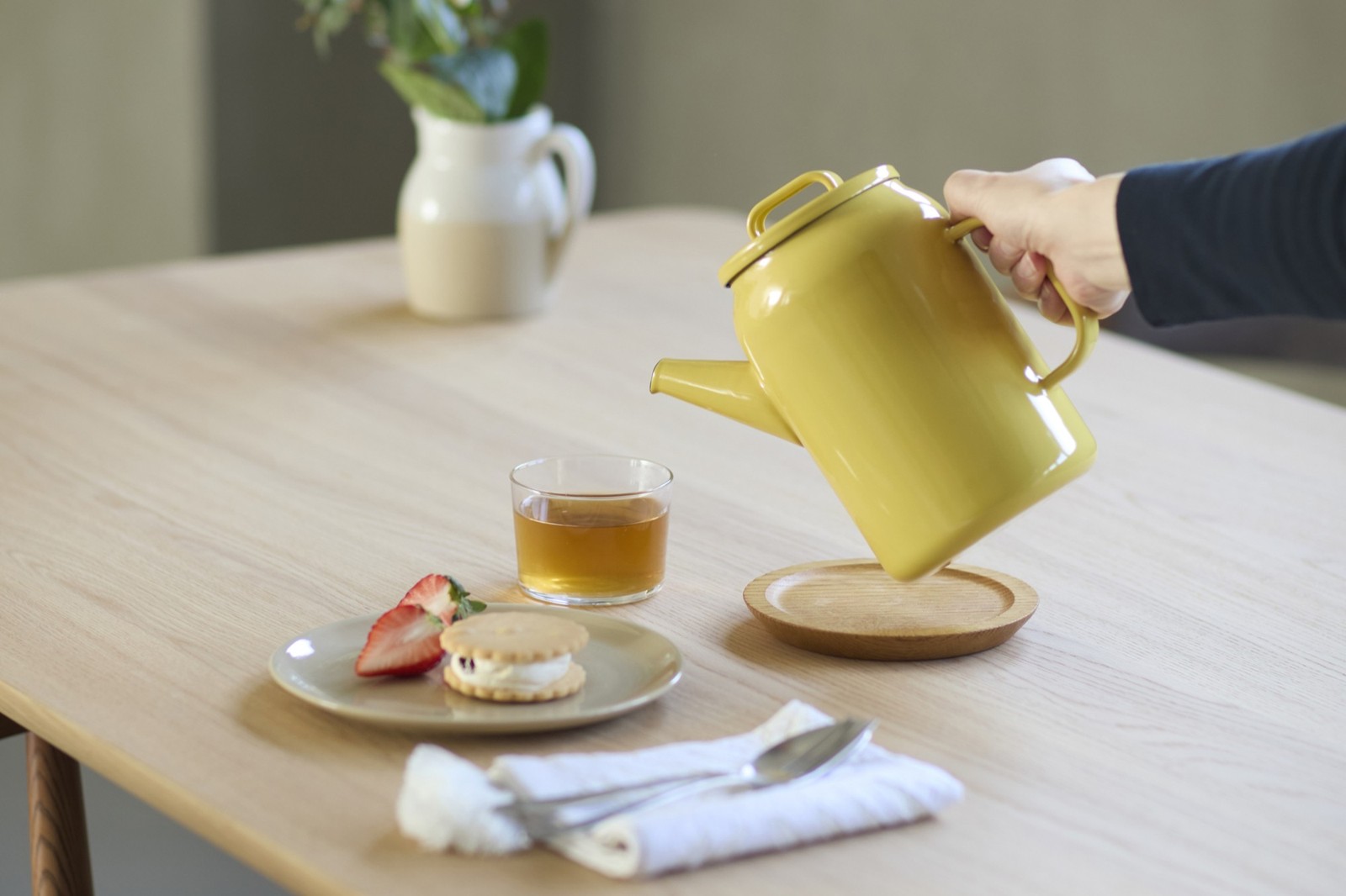 テーブルでグラスに注ぐ365methods ホーローケトル myPOT イエロー