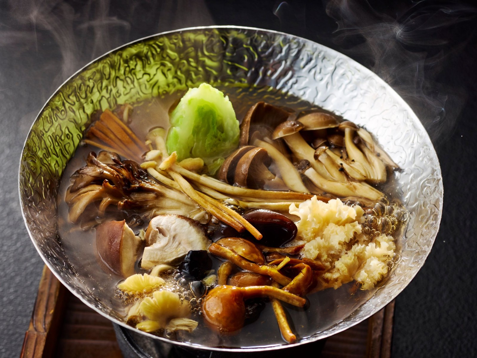 秋の会席料理のきのこ鍋