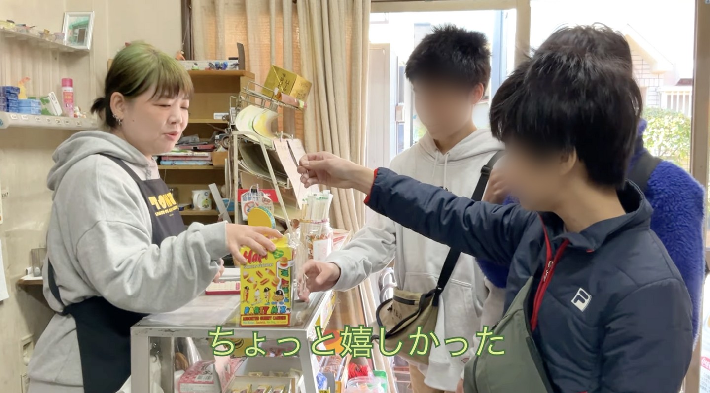 全国入選作品『おやつ』の一場面、駄菓子屋「カネマス」での撮影