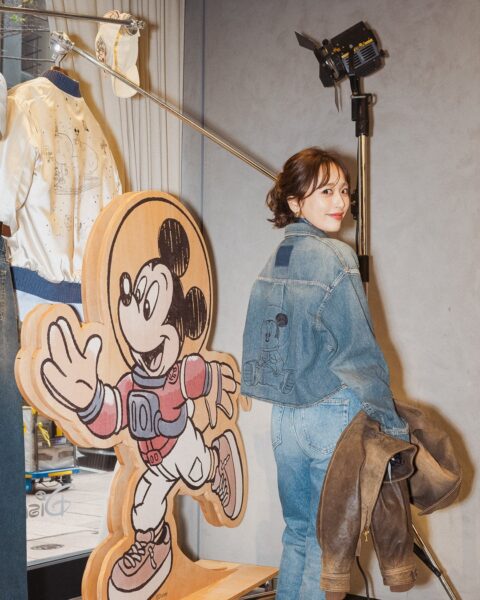 ミッキーマウスを描いたデニムを着用した近藤千尋さん