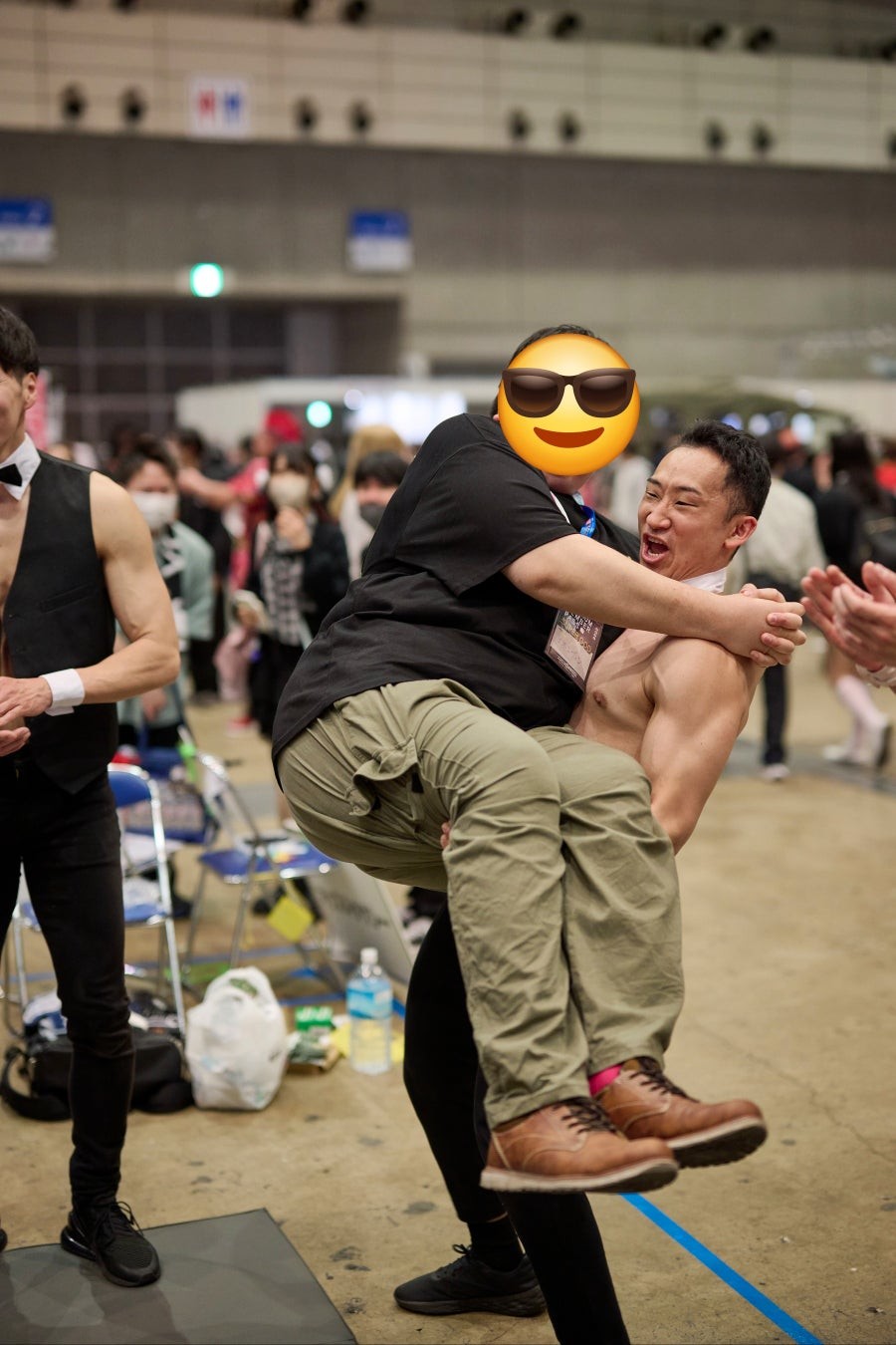 男性もお姫様抱っこするマッスルタクシー