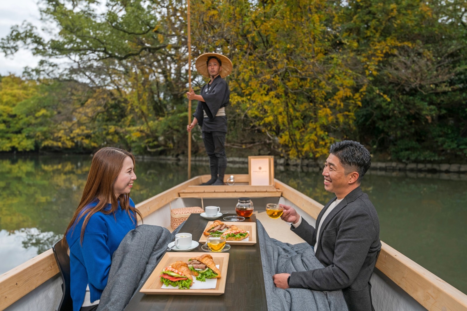 紅葉の堀割を進む舟上ランチ