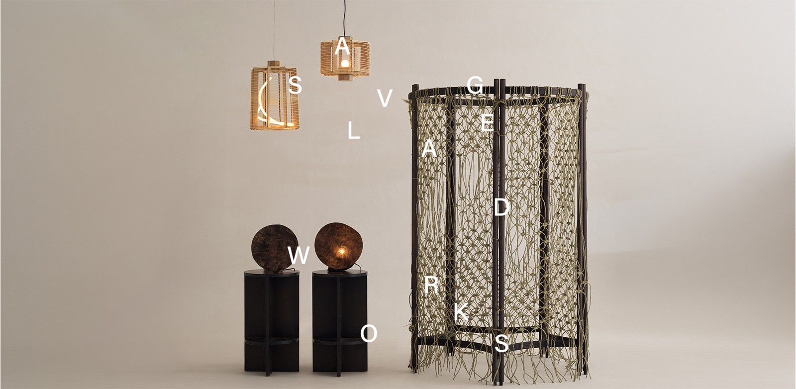 SALVAGED WORKSの照明とスクリーンの展示イメージ