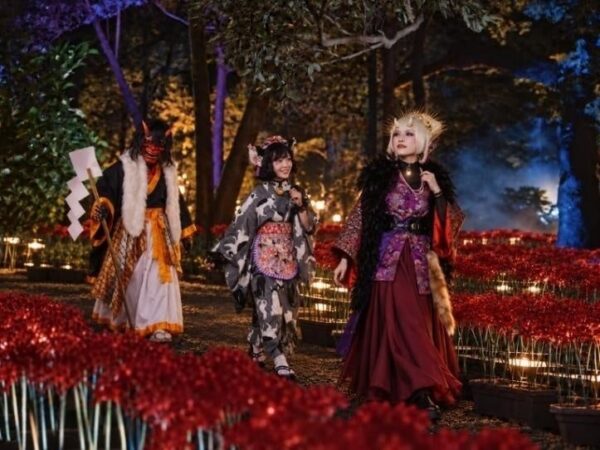 ZEN NIGHT TOKYOの夜の庭園で妖怪に扮した仮装キャスト