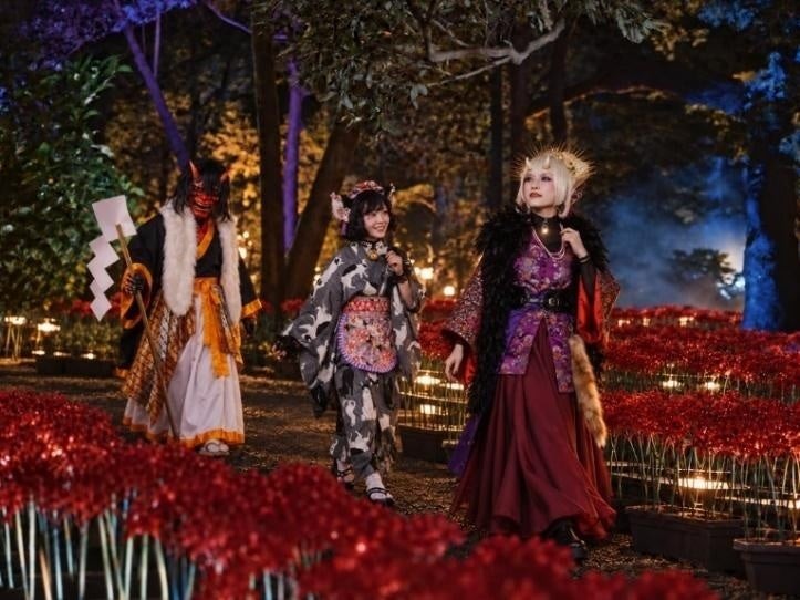ZEN NIGHT TOKYOの夜の庭園で妖怪に扮した仮装キャスト