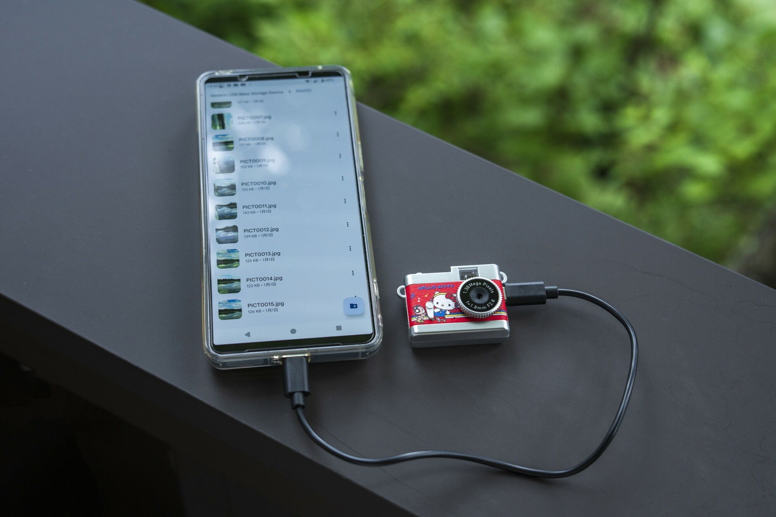 USBケーブルでスマートフォンと接続したハローキティモデル