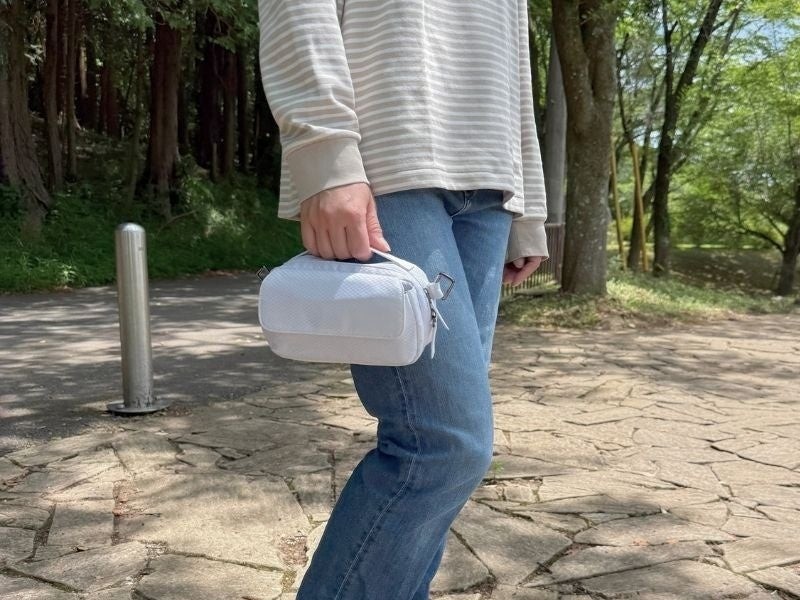 ポケパを手持ちする場面