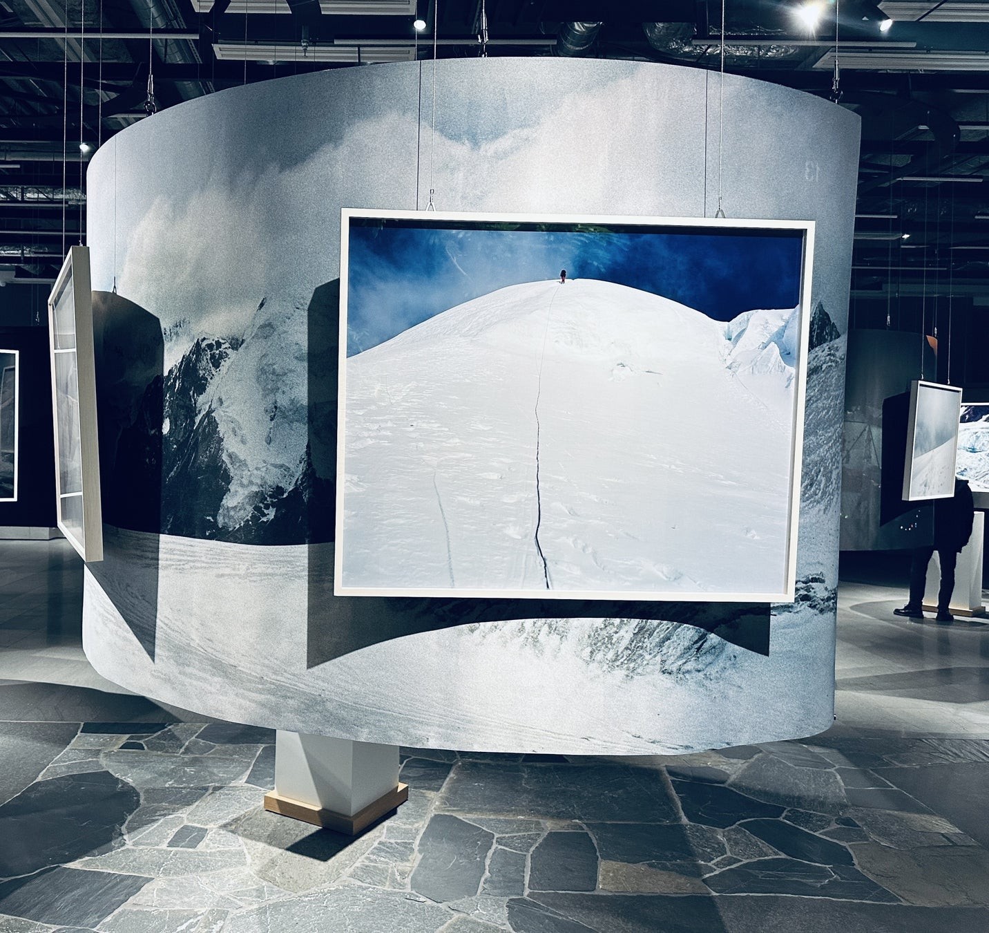 石川直樹氏の過去作品の展覧会展示風景