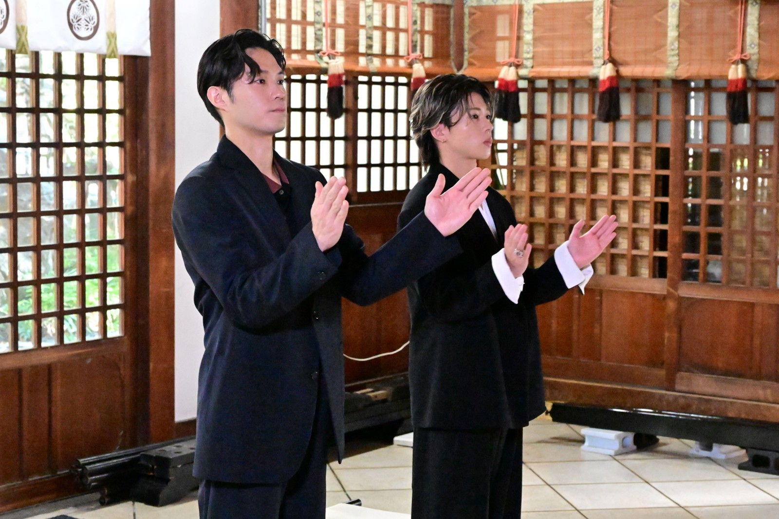社殿で御祈祷に臨む登壇者