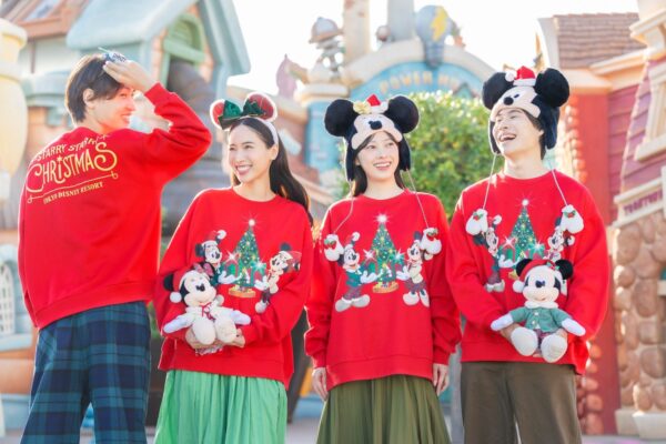 ミッキーマウスとミニーマウスがデザインされた赤いトレーナーとクリスマスグッズ