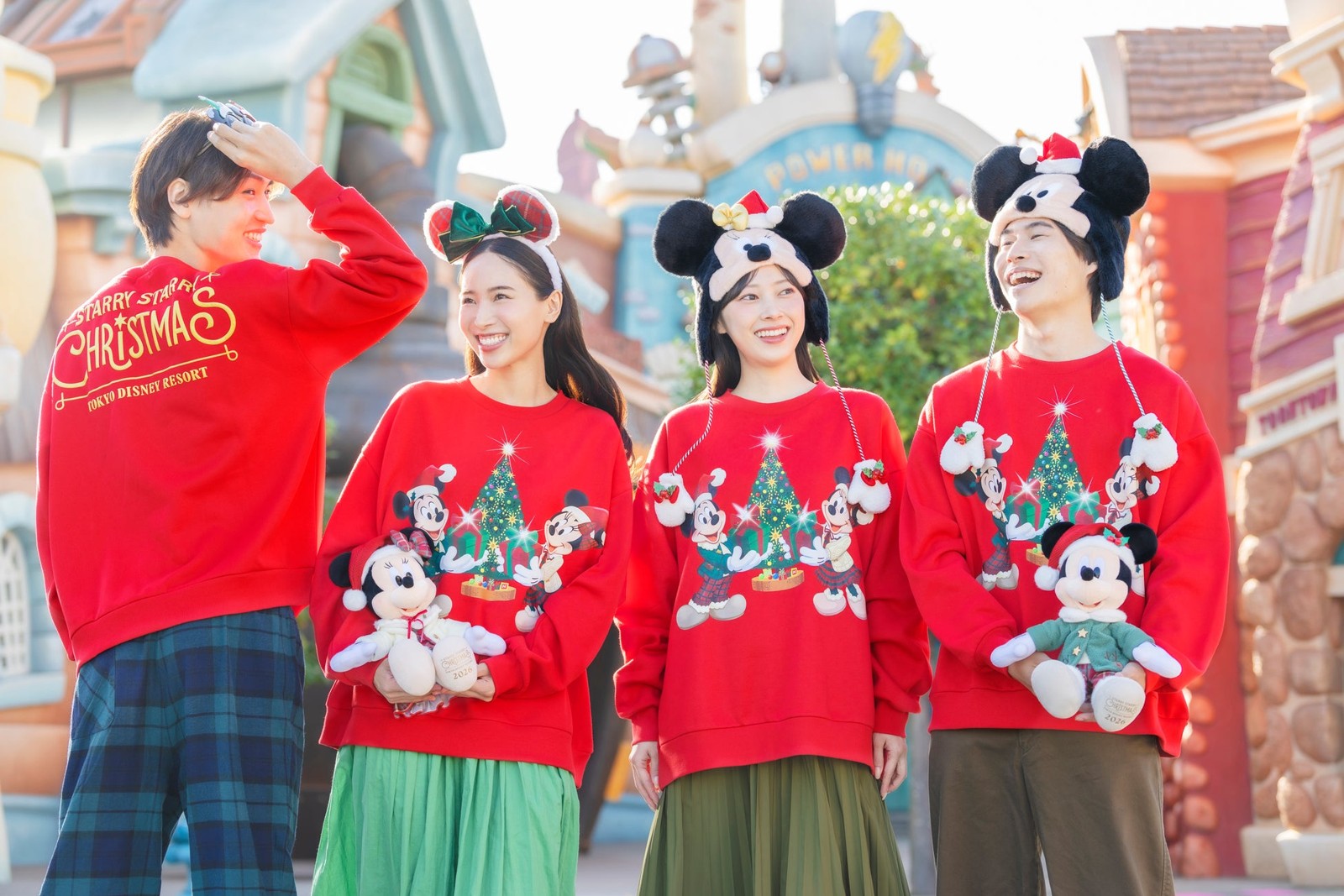 ミッキーマウスとミニーマウスがデザインされた赤いトレーナーとクリスマスグッズ