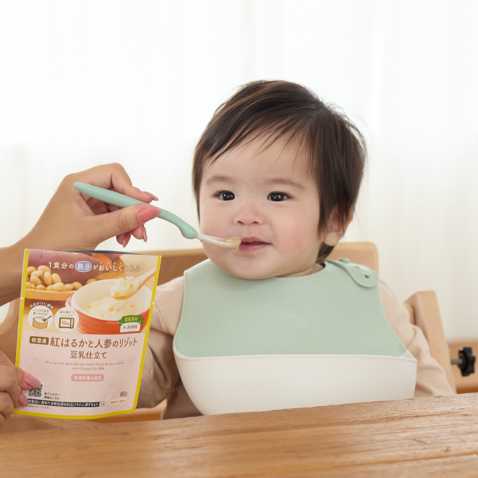 パウチから食べさせる様子