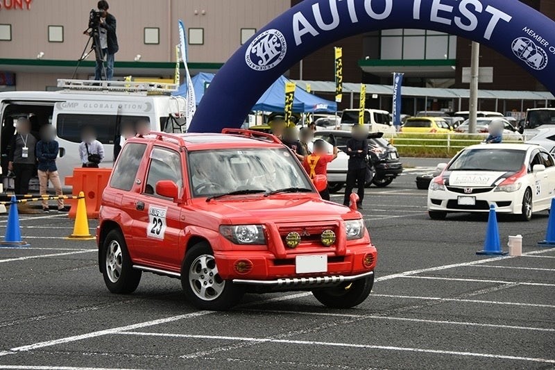 オートテストの会場とコースを走る車