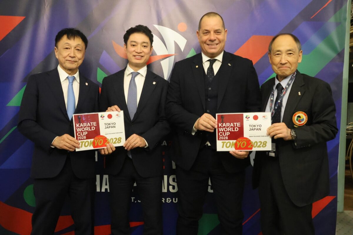 KARATE WORLD CUP 2028 TOKYO JAPANのボードを持つ関係者