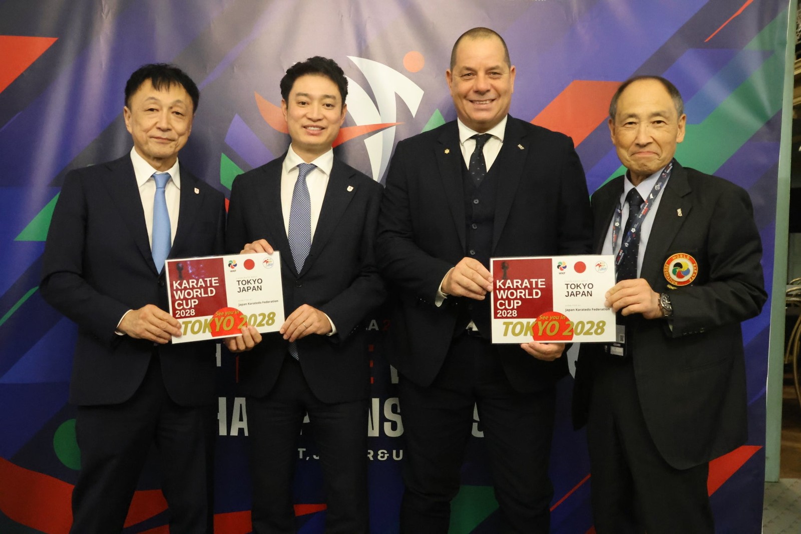 KARATE WORLD CUP 2028 TOKYO JAPANのボードを持つ関係者