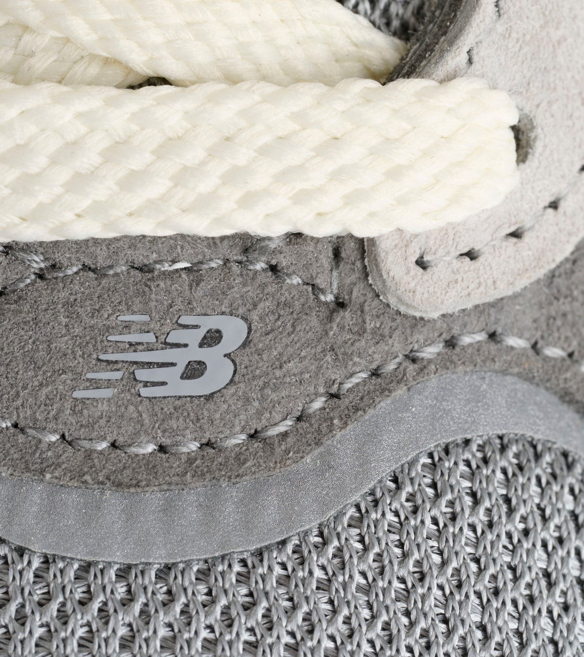 990v7の靴ひも周辺のアッパー