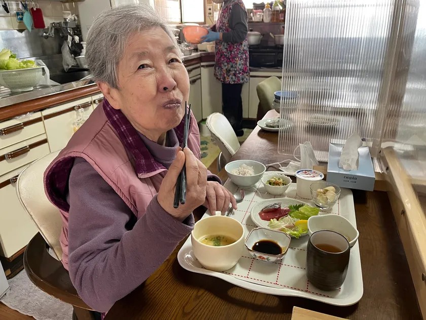 食事を楽しむ「希望の家」の利用者