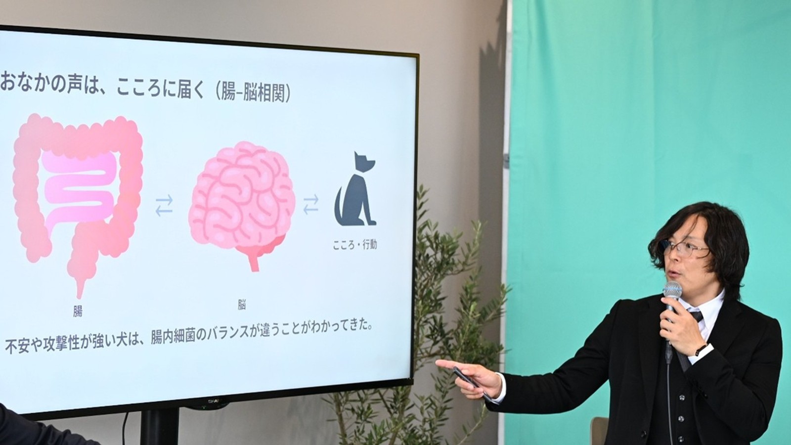 腸脳相関のスライドを説明する栃尾巧氏