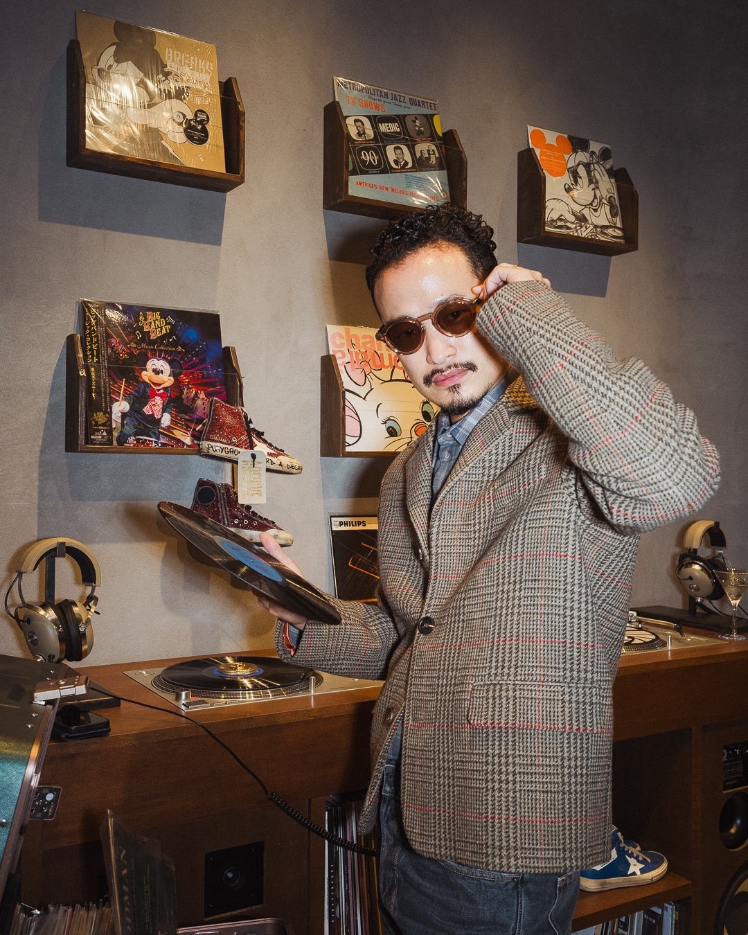 レコードを手にするDJとターンテーブル
