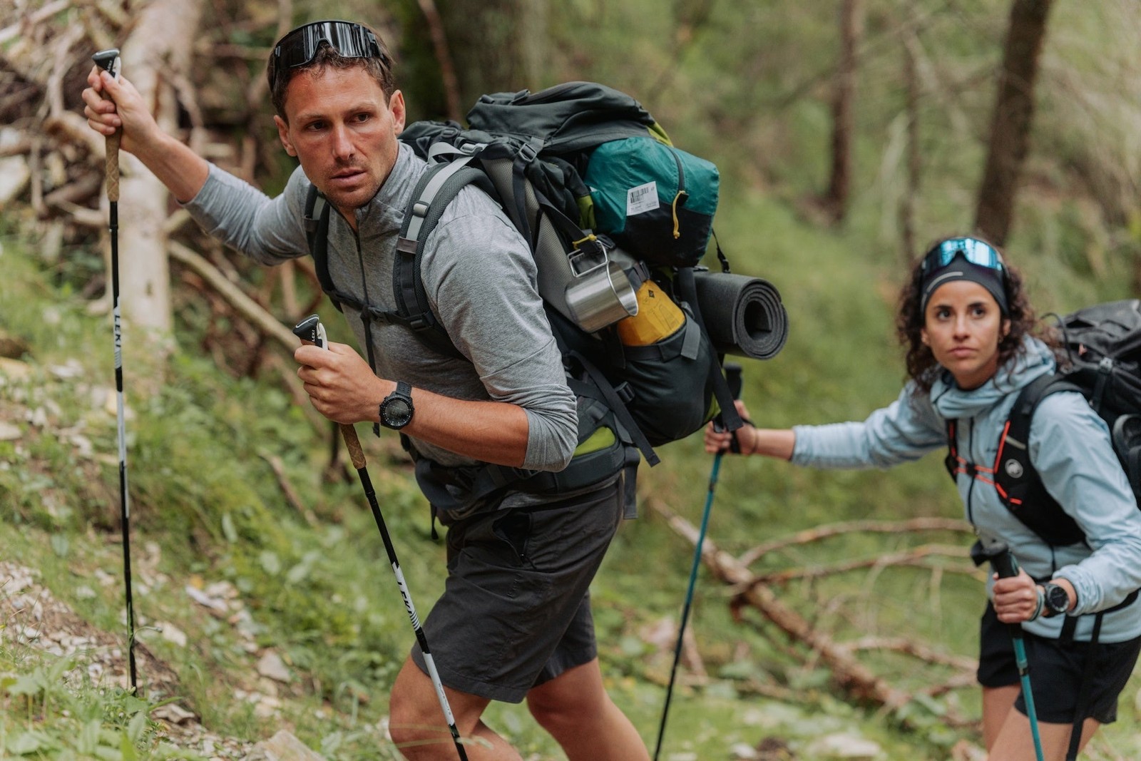 Suunto Core 2を着用して森の斜面を進む2人