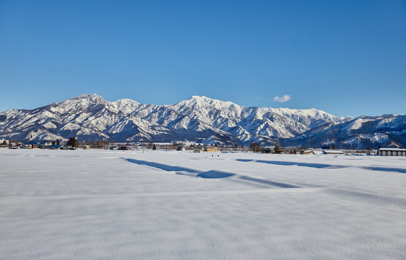 新潟の雪原と雪山の風景