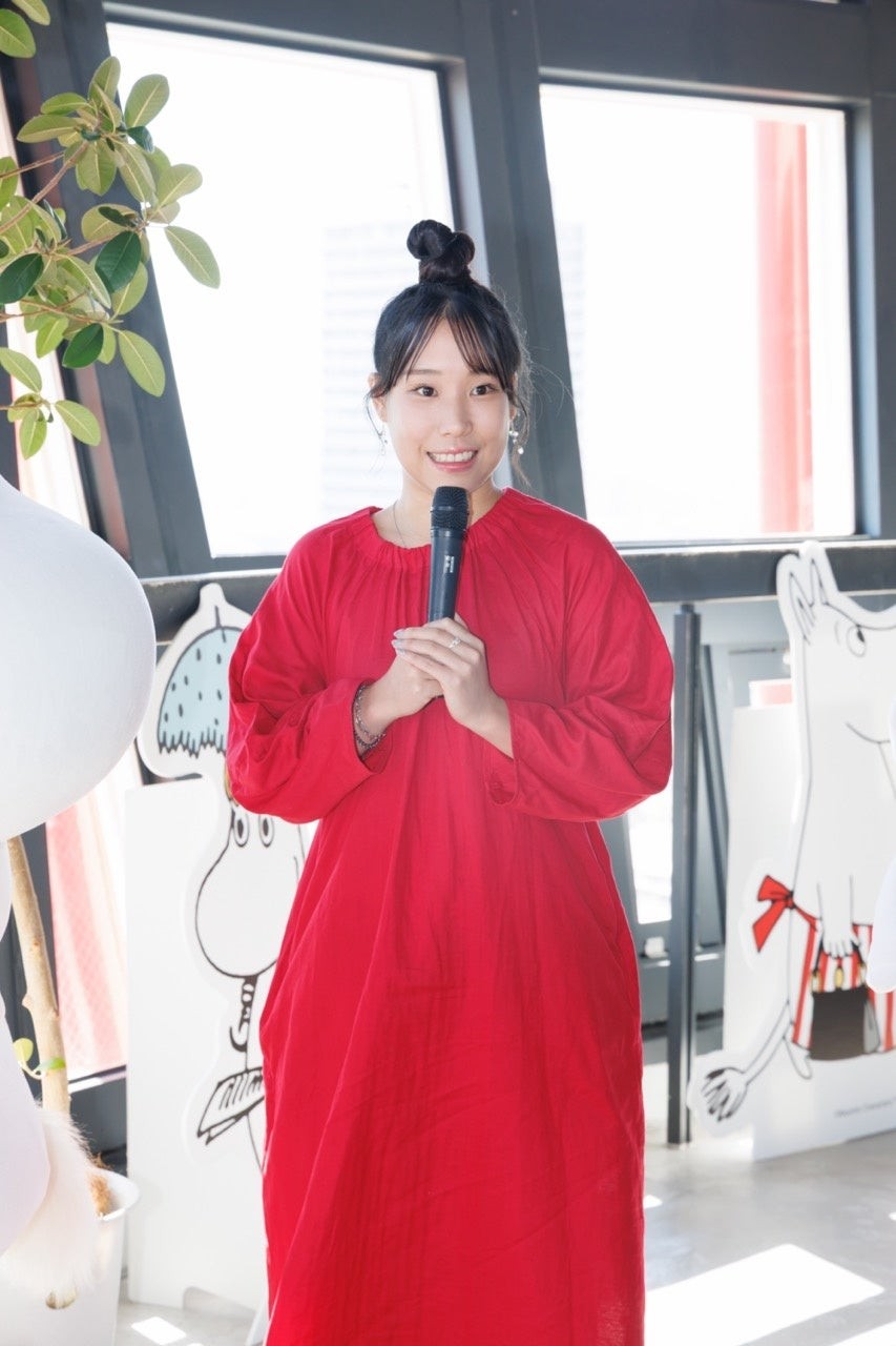 お披露目会で話す三原舞依さん