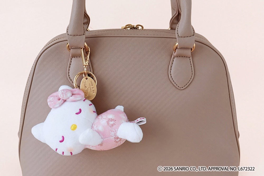 バッグに付けた横になったハローキティのぬいぐるみチャーム
