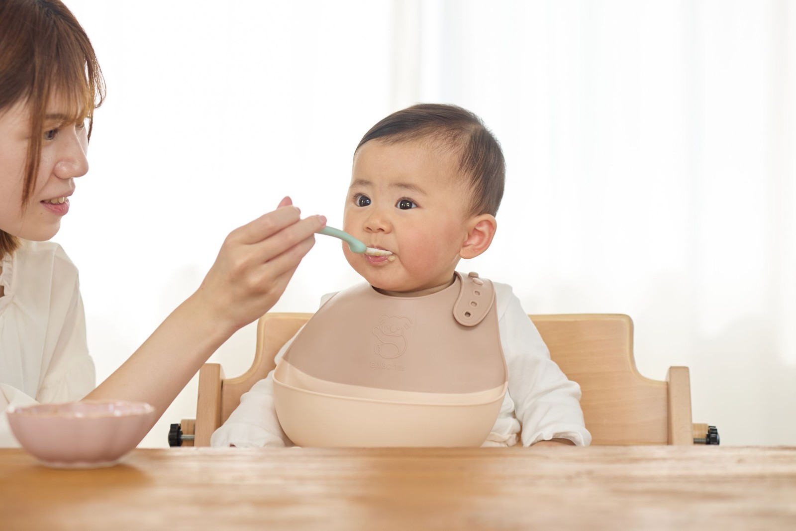 赤ちゃんに食事を与える様子