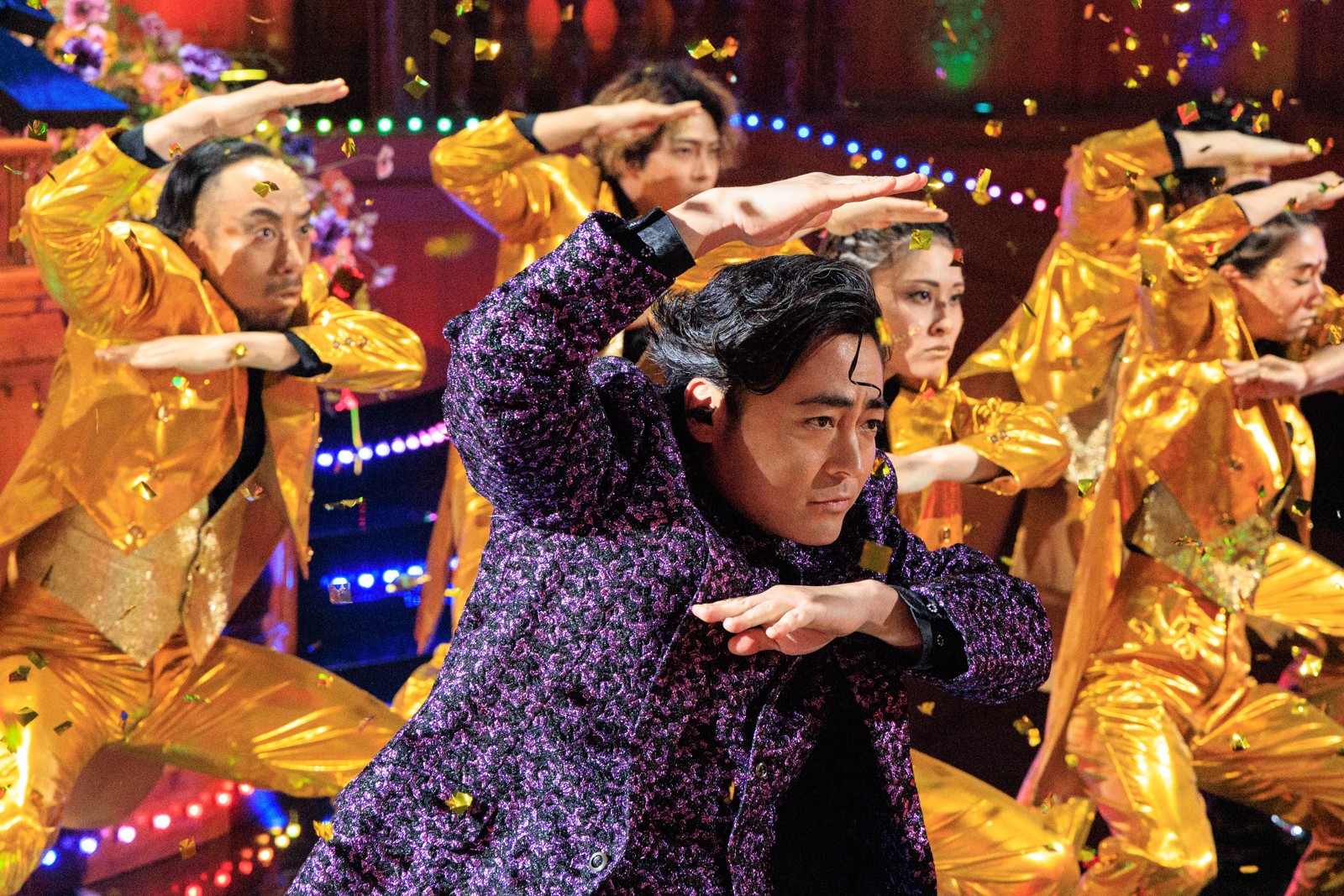 Netflixシリーズ「国民クイズ」の新規場面カット（金色の紙吹雪の中でダンサーたちと踊る場面）