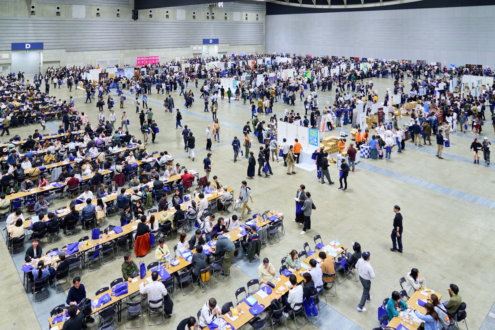 展示ホールの出展ブース