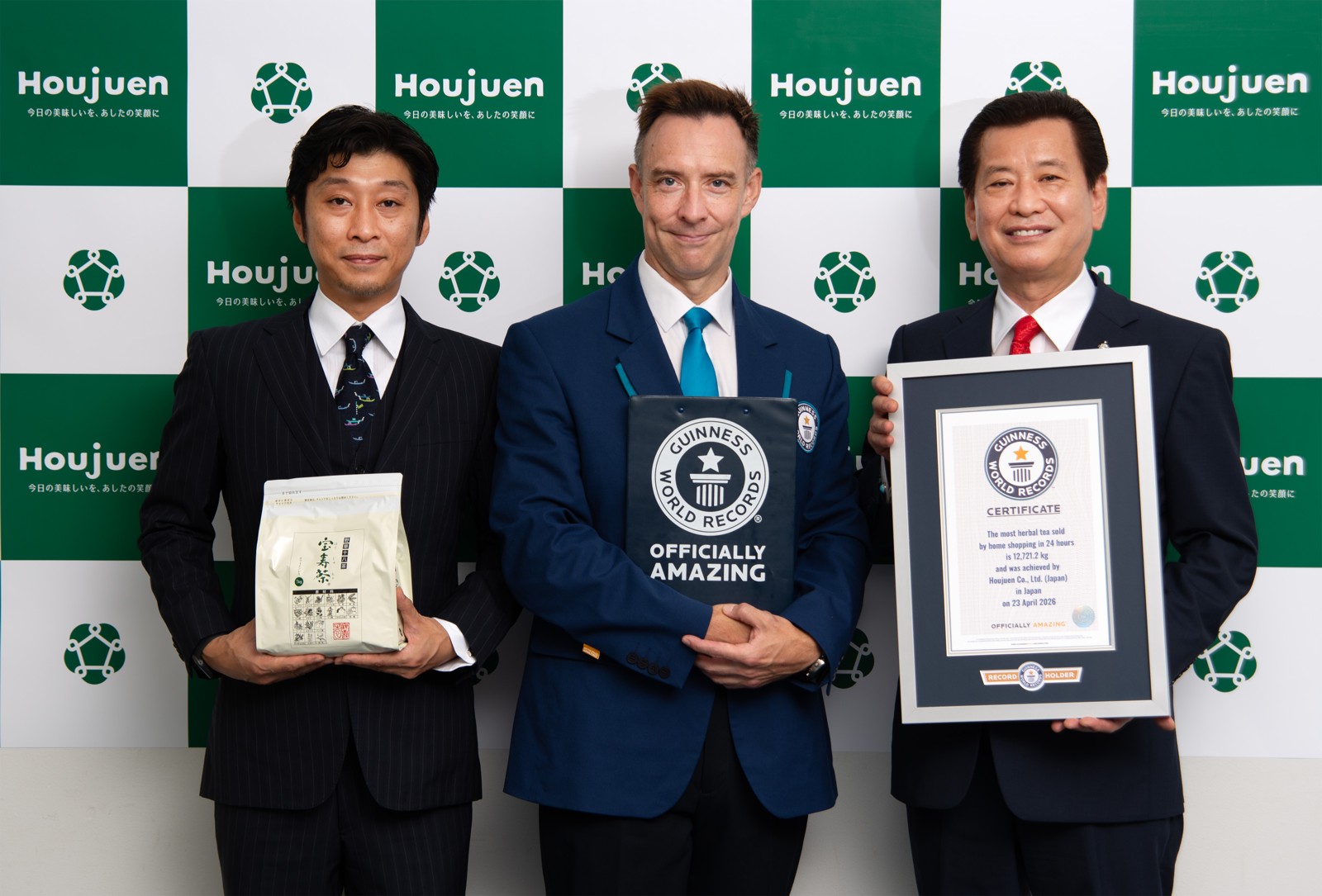 宝寿茶とギネス世界記録の認定証を持つ授与式の集合写真