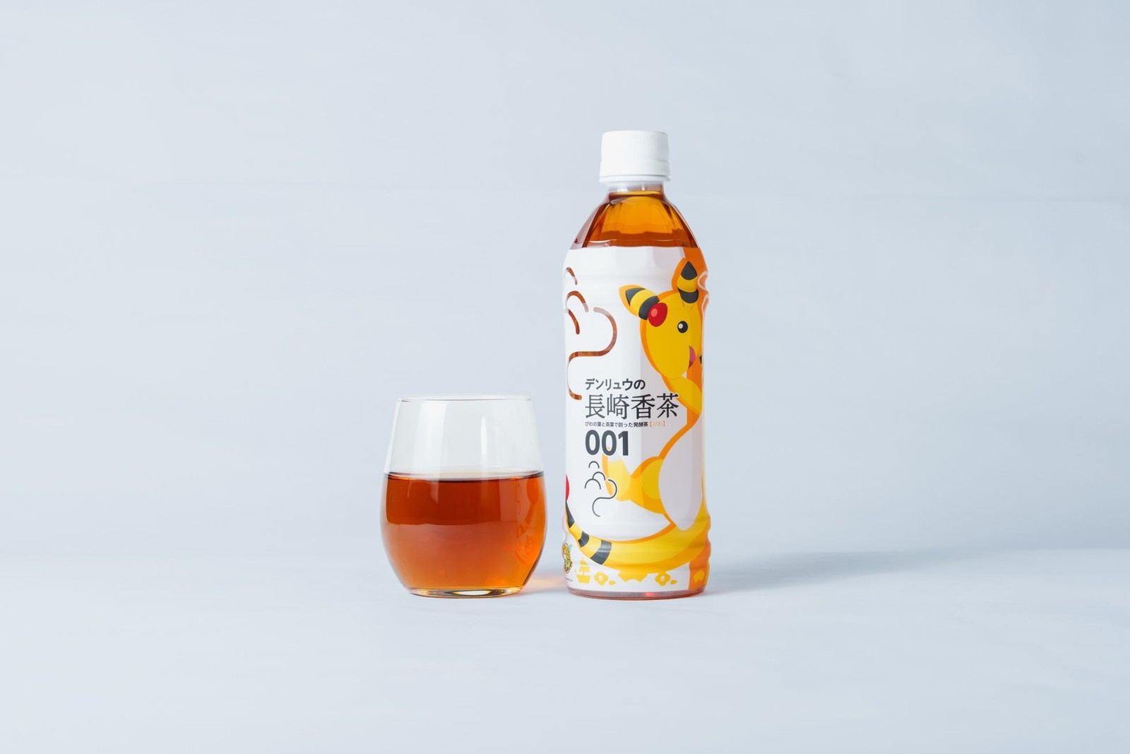デンリュウの長崎香茶びわのボトルとグラス