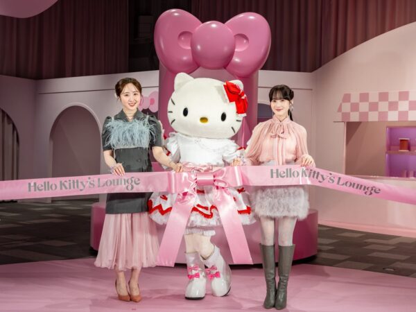 つながりリボンセレモニーで大きなリボンを完成させるハローキティと本田姉妹