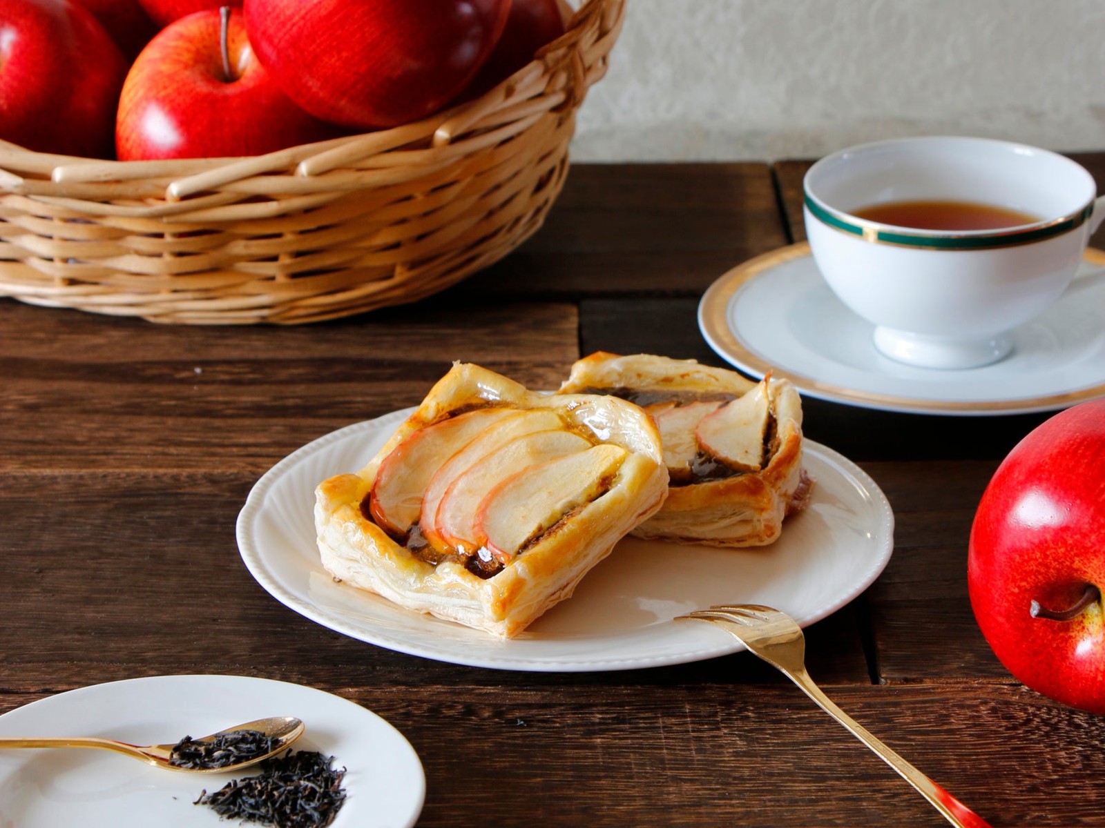 紅茶とフレッシュりんごのオープンパイ