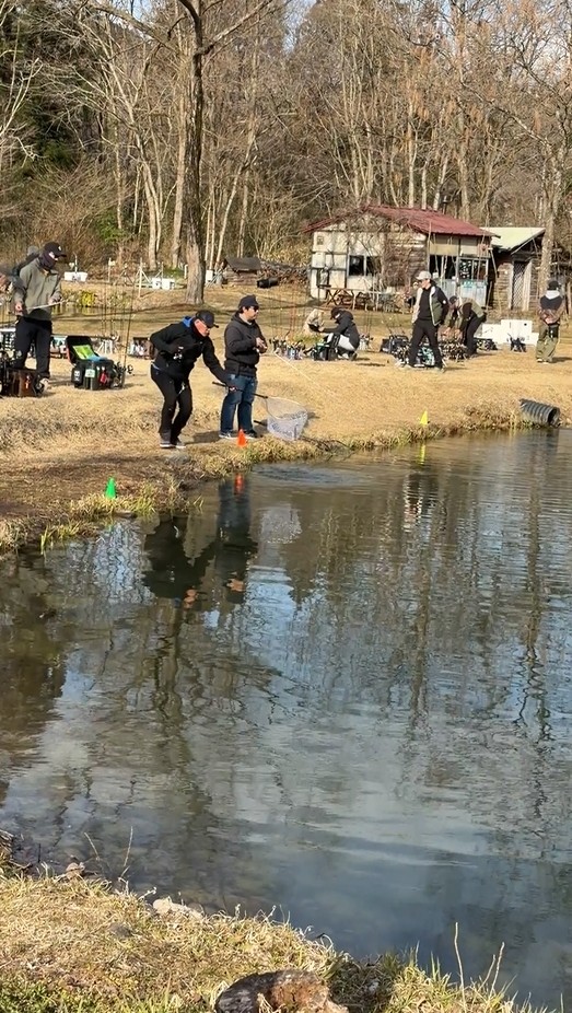 秋保フィッシングエリアの岸で釣りをする人々