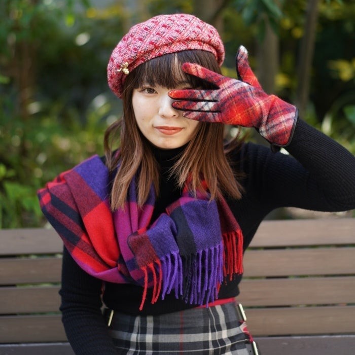 Miaの帽子、Joshua Ellisのマフラー、L’aperoの手袋を合わせた着用イメージ