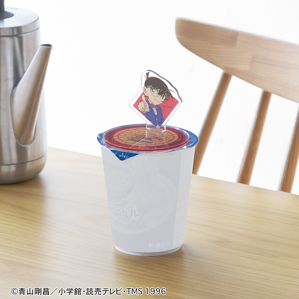 カップ麺容器に載せたアクリルカップ麺ストッパー