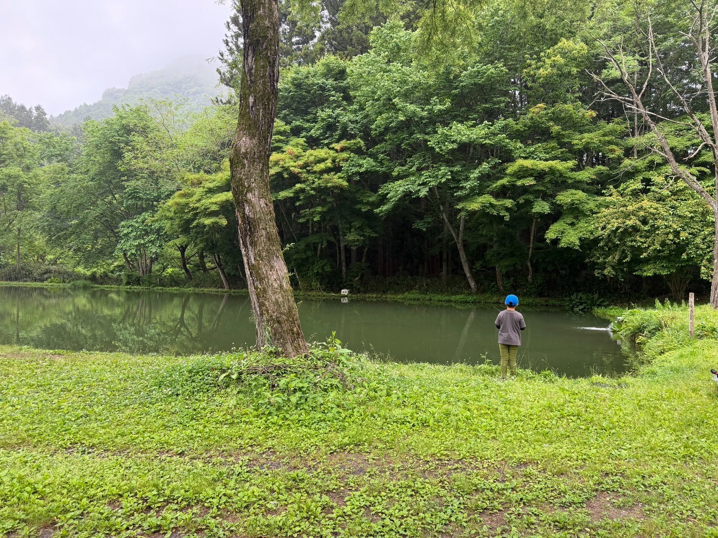 秋保フィッシングエリアで釣りをする来場者