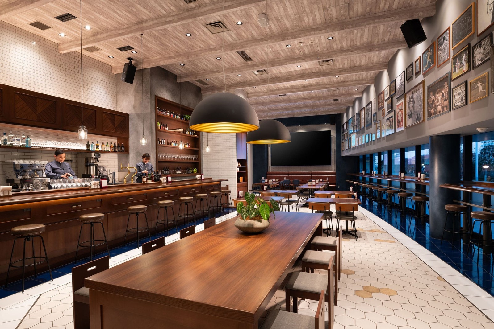 ダブルツリーbyヒルトン東京有明 Brew33 Barの店内