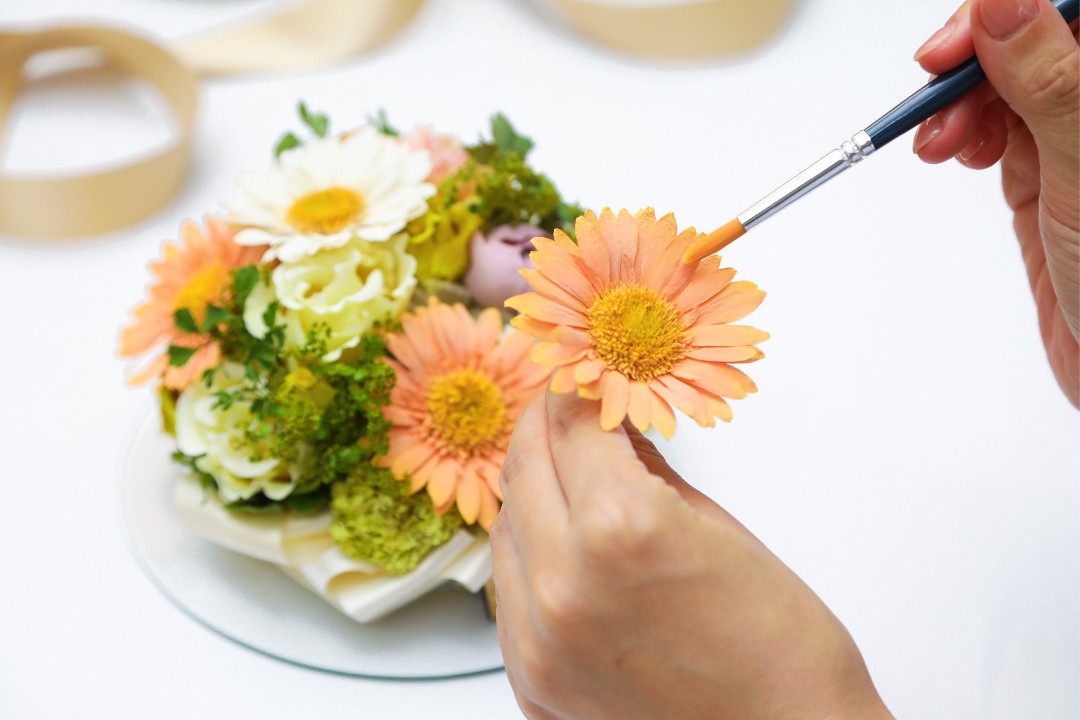 アトリエでの花への筆作業