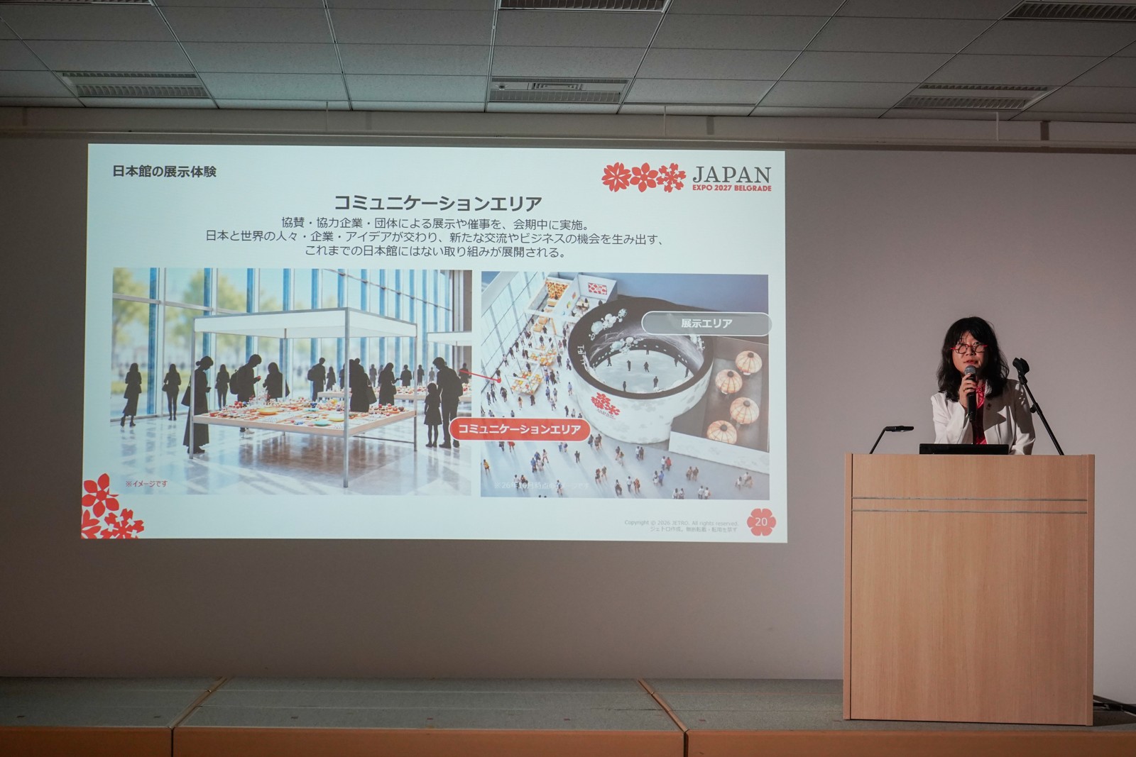 日本館について説明する吉村佐知子氏