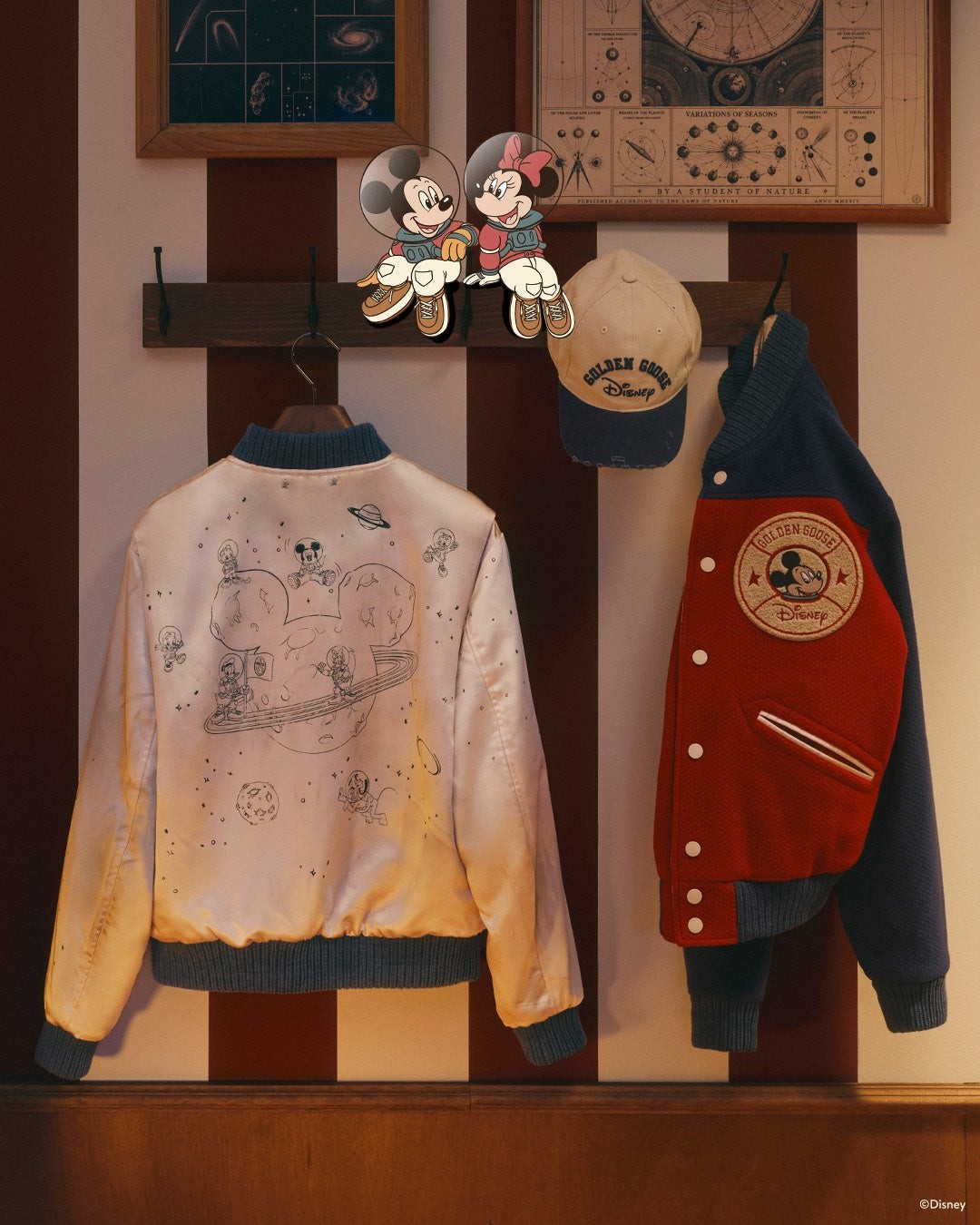 ミッキー＆フレンズ柄のジャケットとキャップ