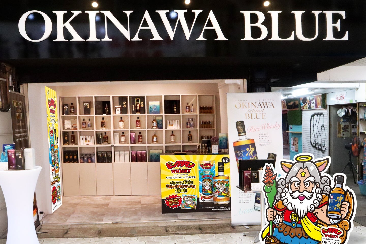 OKINAWA BLUE店舗外観のビックリマンWHISKY装飾