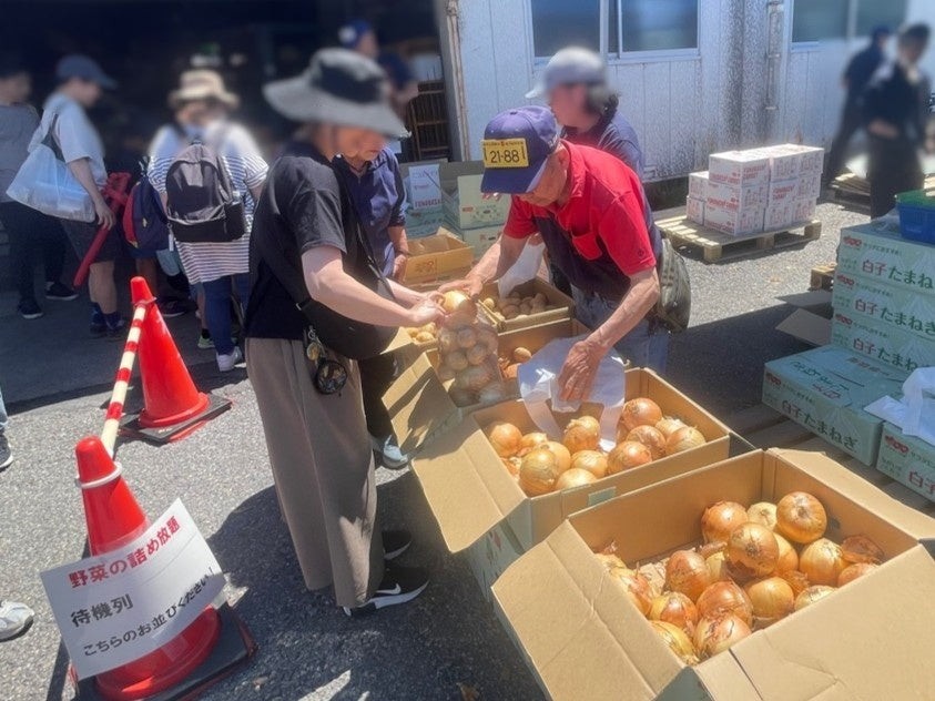 野菜の詰め放題の様子