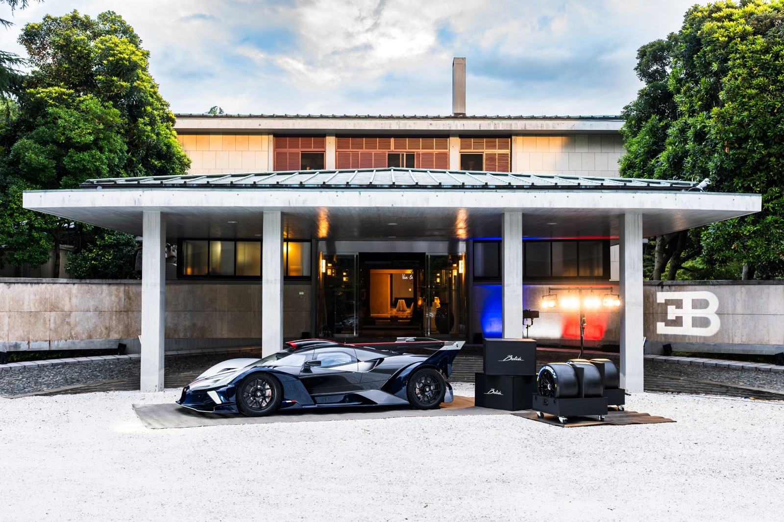 会場エントランスに展示されたBUGATTI BOLIDE
