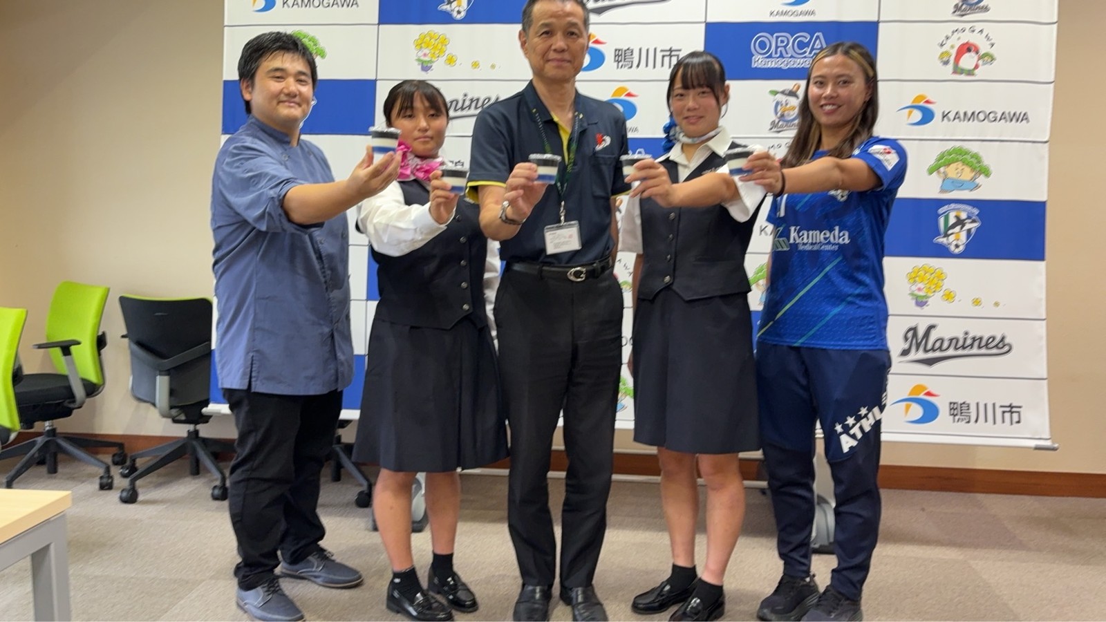 鴨川シャチプリンを掲げる3者の市長訪問