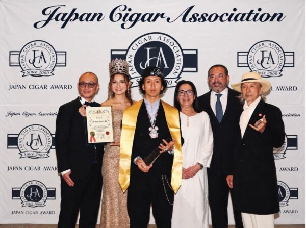JAPAN CIGAR AWARD 2026 授賞式に集まったJP THE WAVY氏ら6人