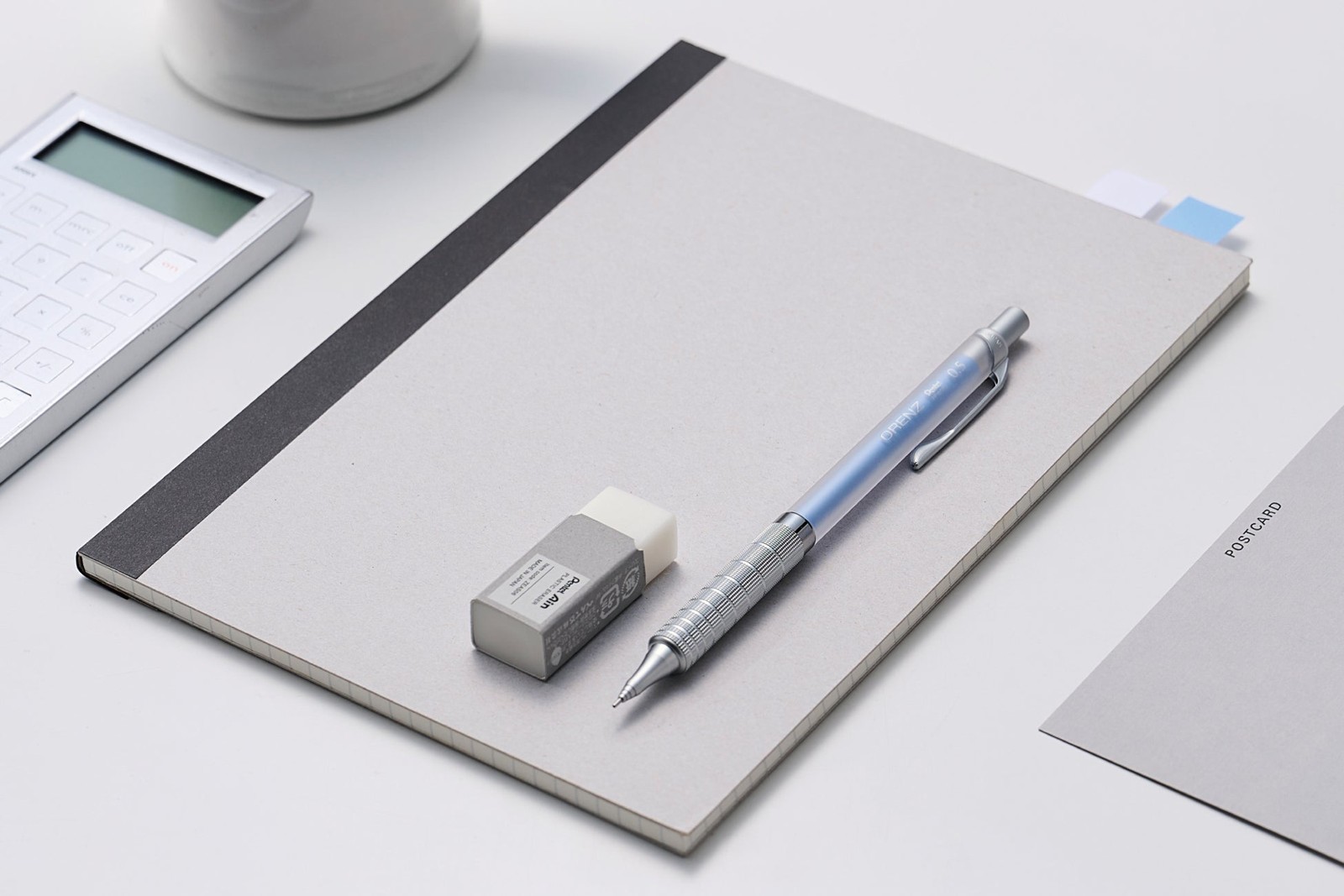 ライトブルーのオレンズと限定スリーブ付きPentel Ain消しゴム